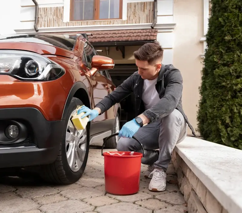 Lavage auto à domicile Noyal : professionnel intervenant sur un véhicule